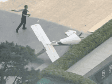 Fotografía cedida que muestra un integrante de la Policía de China frente a un fragmento de una aeronave en una vía próxima al edificio China Zun este viernes, en Pekin, China. EFE/ Cortesía