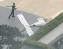 Fotografía cedida que muestra un integrante de la Policía de China frente a un fragmento de una aeronave en una vía próxima al edificio China Zun este viernes, en Pekin, China. EFE/ Cortesía