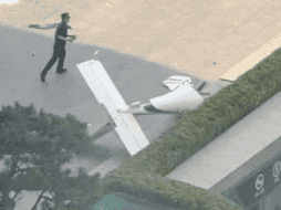 Fotografía cedida que muestra un integrante de la Policía de China frente a un fragmento de una aeronave en una vía próxima al edificio China Zun este viernes, en Pekin, China. EFE/ Cortesía