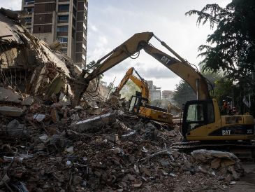 Integrantes de equipos de rescate trabajan en un edificio afectado por un terremoto en Caracas, Venezuela. EFE / B. Vergara