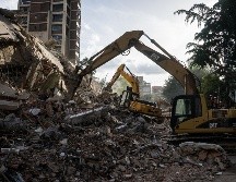 Integrantes de equipos de rescate trabajan en un edificio afectado por un terremoto en Caracas, Venezuela. EFE / B. Vergara