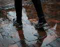 Es importante conocer cómo eliminar la humedad del calzado mojado para prolongar su vida útil. UNSPLASH / KENNY