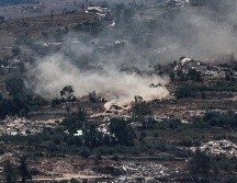 Maniobras de tanques israelíes mientras un convoy de la Fuerza Provisional de las Naciones Unidas en el Líbano (FPNUL) circula entre casas destruidas en la aldea de Meiss El Jabal, en el sur del Líbano, visto desde el lado israelí de la frontera en la Alta Galilea, el 26 de junio de 2026. EFE/A. SAFADI