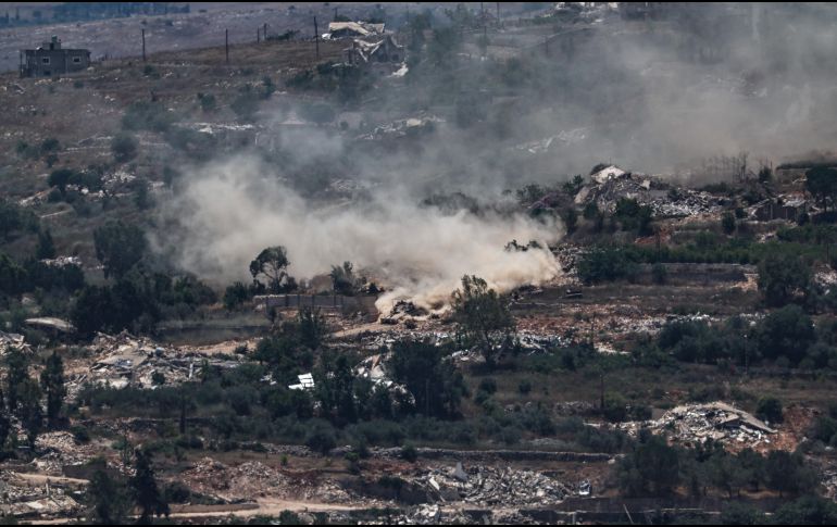 Maniobras de tanques israelíes mientras un convoy de la Fuerza Provisional de las Naciones Unidas en el Líbano (FPNUL) circula entre casas destruidas en la aldea de Meiss El Jabal, en el sur del Líbano, visto desde el lado israelí de la frontera en la Alta Galilea, el 26 de junio de 2026. EFE/A. SAFADI