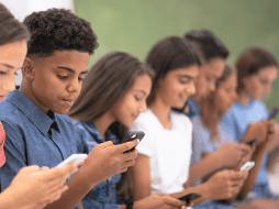 De acuerdo con la información difundida por la Comisión Reguladora de Telecomunicaciones (CRT), los niños y adolescentes no pueden registrar una línea telefónica a su nombre. CANVA