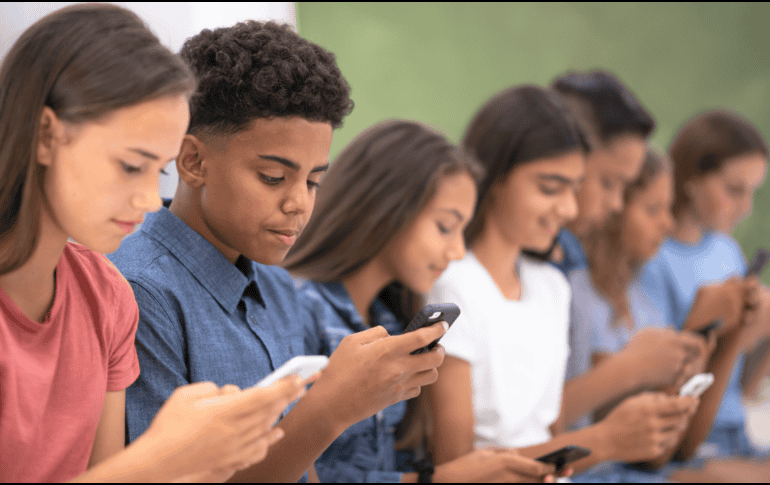 De acuerdo con la información difundida por la Comisión Reguladora de Telecomunicaciones (CRT), los niños y adolescentes no pueden registrar una línea telefónica a su nombre. CANVA