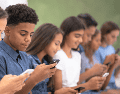 De acuerdo con la información difundida por la Comisión Reguladora de Telecomunicaciones (CRT), los niños y adolescentes no pueden registrar una línea telefónica a su nombre. CANVA