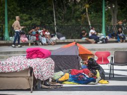 Personas afectadas por los terremotos aguardan este viernes en el parque Ali Primera, en el oeste de Caracas. EFE/B. Vergara