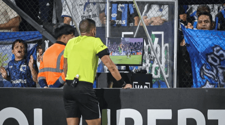 La tecnología arbitral define el rumbo del Mundial 2026; entender sus nuevas reglas es vital para gritar cada gol. EFE/ARCHIVO