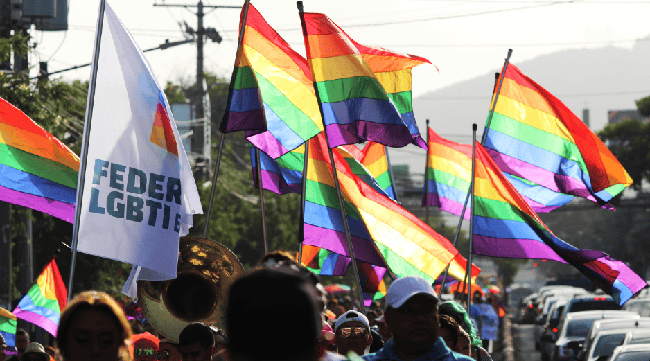 Para la edición 48 de la Marcha del Orgullo, los organizadores han establecido un mensaje contundente de unidad y resistencia. Bajo el lema oficial “Ante los ojos del mundo: mi lucha es tu lucha. ¡Igualdad, paz y solidaridad!”. CANVA