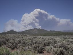 Una columna de humo se eleva desde el incendio de Cottonwood, cerca de Beaver, Utah. AP/T. O'Neil