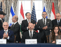 Durante la ceremonia de firma, el embajador israelí en Estados Unidos, Yechiel Leiter, aseguró que el objetivo final del acuerdo es alcanzar una paz duradera entre ambas naciones. AFP