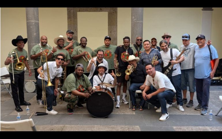 World Street Brass Band son un ventarrón de huracán, un caos parrandero, y una sacudida de tristeza. EL INFORMADOR/F. Salcedo