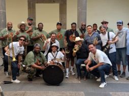 World Street Brass Band son un ventarrón de huracán, un caos parrandero, y una sacudida de tristeza. EL INFORMADOR/F. Salcedo
