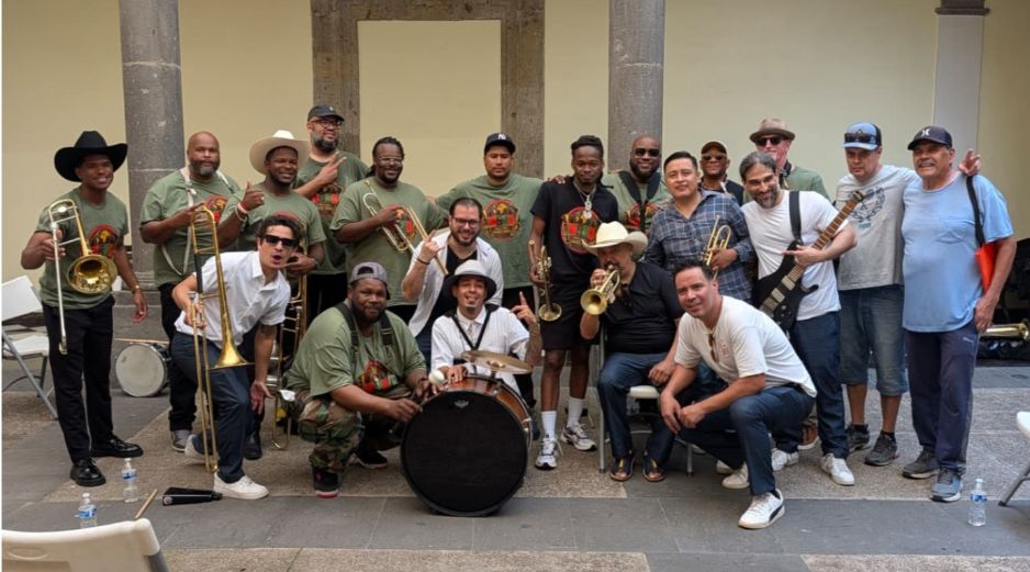 World Street Brass Band son un ventarrón de huracán, un caos parrandero, y una sacudida de tristeza. EL INFORMADOR/F. Salcedo
