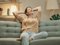 Al establecer límites entre el trabajo y el tiempo personal, las vacaciones cumplen su objetivo principal: permitir que tanto la mente como el cuerpo recuperen energía para afrontar nuevos retos al regresar a la rutina. CANVA