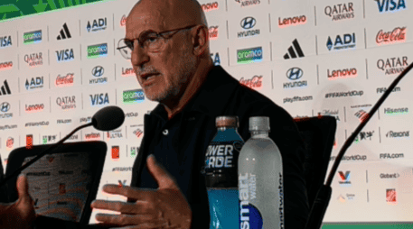 Luis de la Fuente en la conferencia de prensa después que su Selección eliminara a Uruguay del Mundial 2026. EL INFORMADOR / L. ASCANIO
