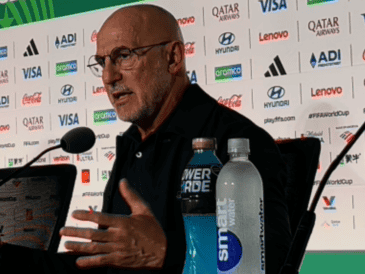 Luis de la Fuente en la conferencia de prensa después que su Selección eliminara a Uruguay del Mundial 2026. EL INFORMADOR / L. ASCANIO