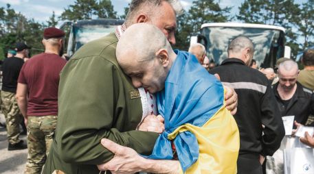 Los prisioneros ucranianos liberados permanecían cautivos en Rusia desde 2022. EFE