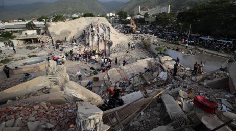 Al margen de la movilización anunciada por el Gobierno, miles de civiles venezolanos participan de forma voluntaria en las labores de rescate en las edificaciones afectadas. EFE/ R. Pena