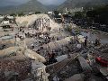 Al margen de la movilización anunciada por el Gobierno, miles de civiles venezolanos participan de forma voluntaria en las labores de rescate en las edificaciones afectadas. EFE/ R. Pena