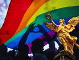 Hoy en día, la marcha congrega a cientos de miles de asistentes que celebran la diversidad y exigen igualdad. ESPECIAL / CANVA