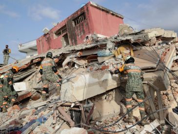 Rescatistas del Ejército de México trabajan en un edificio afectado por un terremoto este viernes, en La Guaira, Venezuela. EFE/ R. Peña
