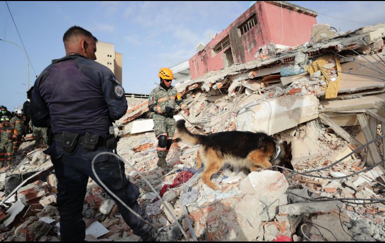 Venezuela fue sacudido por dos terremotos de 7.2 y 7.5 el pasado miércoles 24 de junio; continúan las labores de búsqueda y rescate. EFE / R. Peña
