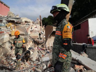 Además de los "Topos", en las zonas de desastre también se encuentran elementos del Ejército mexicano. EFE/R. Peña
