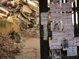 Avisos dejados por familiares que buscan a personas desaparecidas se exhiben en la entrada de un edificio destruido por los terremotos en La Guaira, Venezuela. AP/M. Delacroix