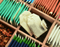 Antes de darles una segunda vida, es importante revisar que las bolsitas estén elaboradas con materiales biodegradables. CANVA