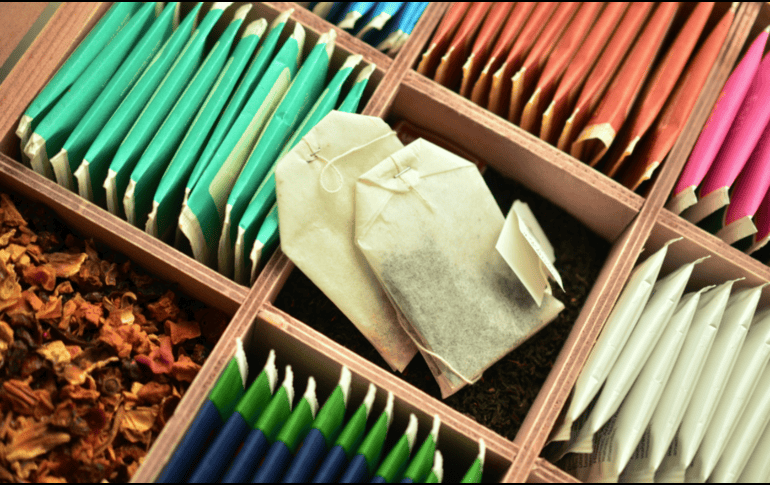Antes de darles una segunda vida, es importante revisar que las bolsitas estén elaboradas con materiales biodegradables. CANVA