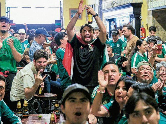 Los juegos de la Copa del Mundo han llenado restaurantes y bares de Guadalajara, donde la transmisión autorizada de los encuentros se convirtió en un atractivo para aficionados y turistas. ESPECIAL