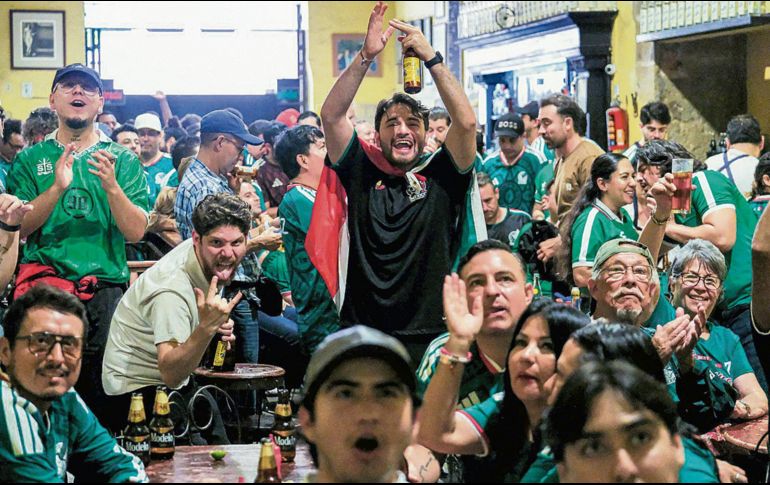 Los juegos de la Copa del Mundo han llenado restaurantes y bares de Guadalajara, donde la transmisión autorizada de los encuentros se convirtió en un atractivo para aficionados y turistas. ESPECIAL