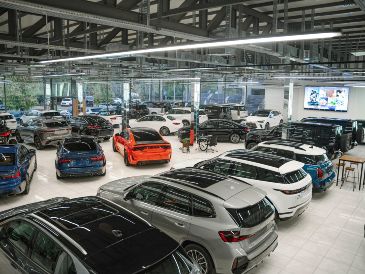 Los fraudes operan principalmente a través de financieras falsas que ofrecen autos con enganches bajos, exigen pagos y desaparecen con el dinero de las víctimas. Unsplash