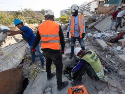 Integrantes de equipos de rescate realizan una búsqueda en los escombros de un edificio este lunes en La Guaira, Venezuela. EFE/ R. Peña