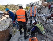 Integrantes de equipos de rescate realizan una búsqueda en los escombros de un edificio este lunes en La Guaira, Venezuela. EFE/ R. Peña