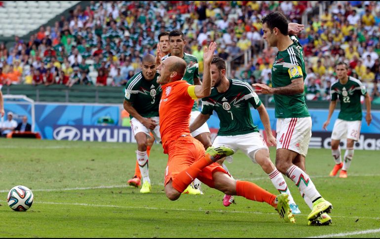 Aquel 29 de junio de 2014, Arjen Robben ingresó al área y, tras un contacto con Rafael Márquez, cayó sobre el césped. El árbitro portugués Pedro Proença no dudó en señalar el punto penal. AP / ARCHIVO