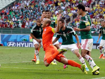 Aquel 29 de junio de 2014, Arjen Robben ingresó al área y, tras un contacto con Rafael Márquez, cayó sobre el césped. El árbitro portugués Pedro Proença no dudó en señalar el punto penal. AP / ARCHIVO