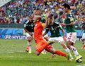 Aquel 29 de junio de 2014, Arjen Robben ingresó al área y, tras un contacto con Rafael Márquez, cayó sobre el césped. El árbitro portugués Pedro Proença no dudó en señalar el punto penal. AP / ARCHIVO