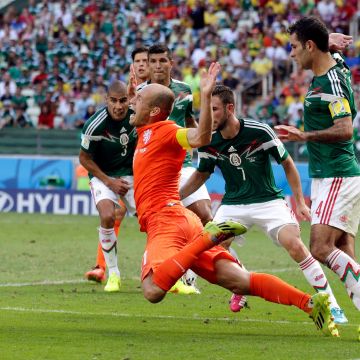 Aquel 29 de junio de 2014, Arjen Robben ingresó al área y, tras un contacto con Rafael Márquez, cayó sobre el césped. El árbitro portugués Pedro Proença no dudó en señalar el punto penal. AP / ARCHIVO