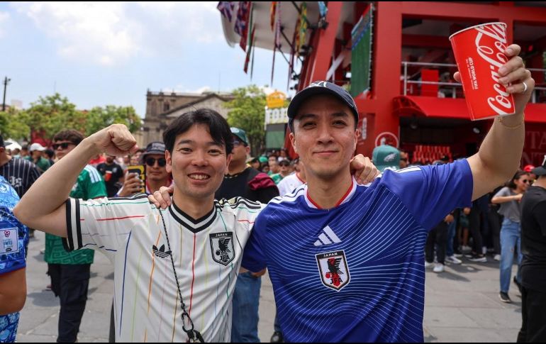 Aunque la marea amarilla se adueñó del FIFA Fan Fest, un puñado de aficionados japoneses también se hacía notar en el Centro tapatío. EL INFORMADOR/A. Navarro