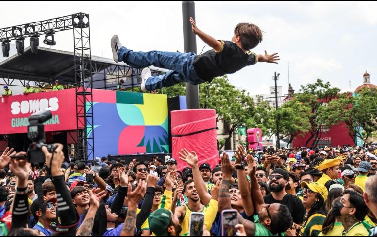 Aunque la marea amarilla se adueñó del FIFA Fan Fest, un puñado de aficionados japoneses también se hacía notar en el Centro tapatío. EL INFORMADOR/A. Navarro