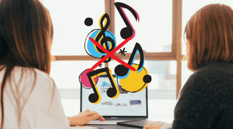 Diersos estudios demuestran que escuchar música en el trabajo puede reducir el estres. UNSPLASH / KOBU AGENCY