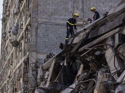 Este lunes, integrantes del equipo de rescate de Francia realizan labores de búsqueda en un edificio afectado por los terremotos en Catia la Mar, Venezuela. EFE/H. Chirinos