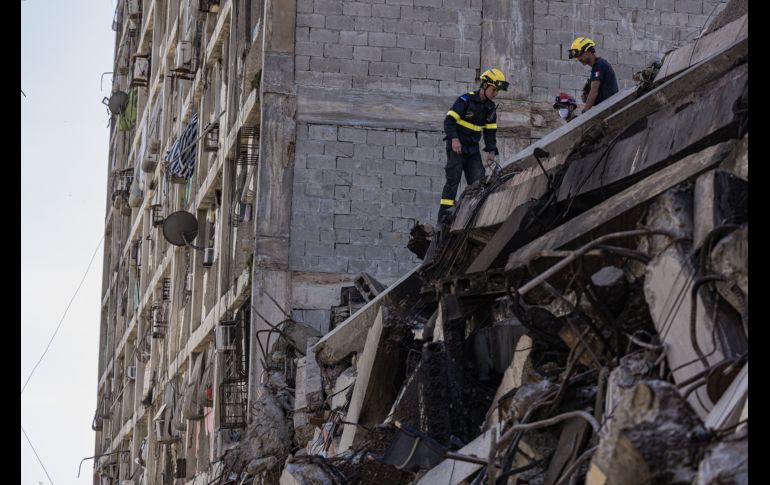 Este lunes, integrantes del equipo de rescate de Francia realizan labores de búsqueda en un edificio afectado por los terremotos en Catia la Mar, Venezuela. EFE/H. Chirinos