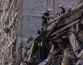 Este lunes, integrantes del equipo de rescate de Francia realizan labores de búsqueda en un edificio afectado por los terremotos en Catia la Mar, Venezuela. EFE/H. Chirinos