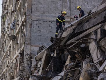 Este lunes, integrantes del equipo de rescate de Francia realizan labores de búsqueda en un edificio afectado por los terremotos en Catia la Mar, Venezuela. EFE/H. Chirinos