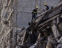 Este lunes, integrantes del equipo de rescate de Francia realizan labores de búsqueda en un edificio afectado por los terremotos en Catia la Mar, Venezuela. EFE/H. Chirinos
