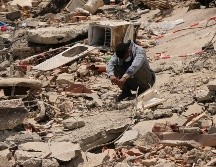Un hombre se sienta entre los escombros dejados por los sismos en La Guaira, Venezuela, el lunes 29 de junio de 2026. AP/M. Delacroix